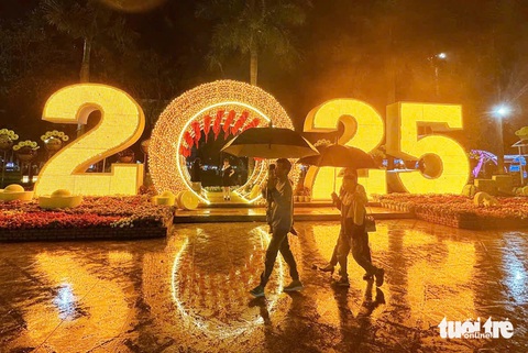 Người dân đổ về các khu vực trung tâm đón năm mới - Ảnh 11. Chúc mừng năm mới Ất Tỵ 2025! - Ảnh 28.