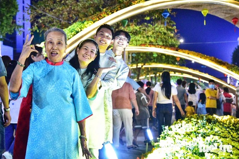 Người dân đổ về các khu vực trung tâm, chờ ngắm pháo hoa và đếm ngược đón năm mới - Ảnh 5. Chúc mừng năm mới Ất Tỵ 2025! - Ảnh 30.