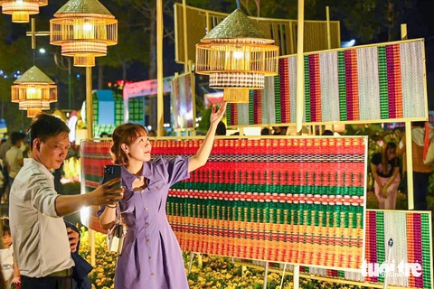 Người dân đổ về các khu vực trung tâm đón năm mới - Ảnh 18. Chúc mừng năm mới Ất Tỵ 2025! - Ảnh 38.