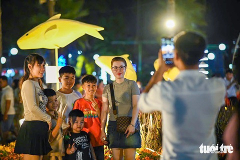 Người dân đổ về các khu vực trung tâm đón năm mới - Ảnh 19. Chúc mừng năm mới Ất Tỵ 2025! - Ảnh 39.