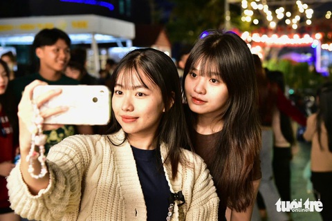 Người dân đổ về các khu vực trung tâm đón năm mới - Ảnh 24. Chúc mừng năm mới Ất Tỵ 2025! - Ảnh 44.