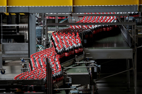 Coca-Cola thu hồi toàn bộ sản phẩm ở châu Âu - Ảnh 1.
