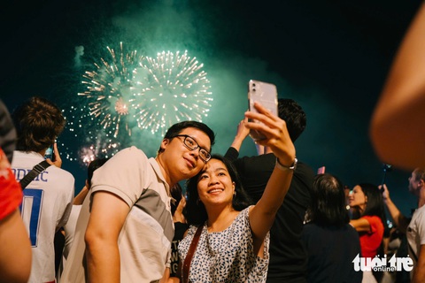 Pháo hoa rực sáng chào năm mới Ất Tỵ 2025 - Ảnh 1. Chúc mừng năm mới Ất Tỵ 2025! - Ảnh 2.