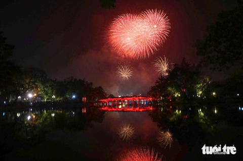 Pháo hoa rực sáng chào năm mới Ất Tỵ 2025 - Ảnh 3. Chúc mừng năm mới Ất Tỵ 2025! - Ảnh 4.