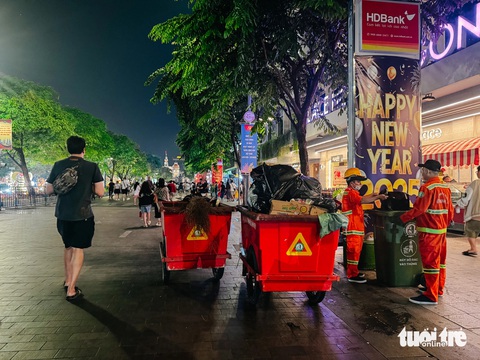 Rác sau pháo hoa giao thừa giảm, nhưng còn nhếch nhác lắm! - Ảnh 8. Rác sau pháo hoa giao thừa giảm, nhưng còn nhếch nhác - Ảnh 9.