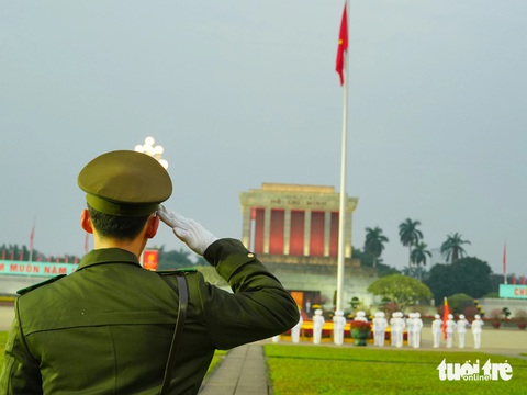 Thiêng liêng lễ chào cờ mùng 1 Tết trên Quảng trường Ba Đình - Ảnh 1. Thiêng liêng lễ chào cờ mùng 1 Tết trên quảng trường Ba Đình - Ảnh 1.