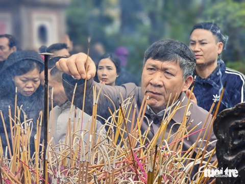 Người dân Hà Nội, du khách nườm nượp đi lễ Phủ Tây Hồ, chùa Trấn Quốc - Ảnh 7.