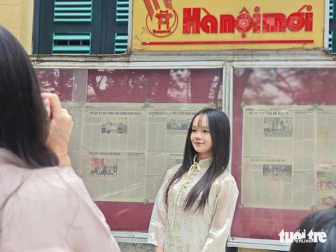 Phố phường Hà Nội nhộn nhịp, nượp người du xuân ngày mùng 1 Tết Ất Tỵ - Ảnh 6. Phố phường Hà Nội nhộn nhịp, nườm nượp người du xuân ngày mùng 1 Tết Ất Tỵ - Ảnh 6.