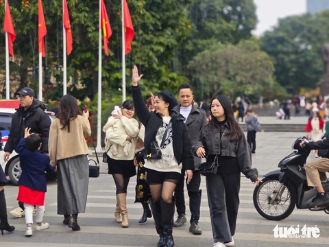 Phố phường Hà Nội nhộn nhịp, nượp người du xuân ngày mùng 1 Tết Ất Tỵ - Ảnh 4. Phố phường Hà Nội nhộn nhịp, nượp người du xuân ngày mùng 1 Tết Ất Tỵ - Ảnh 5.