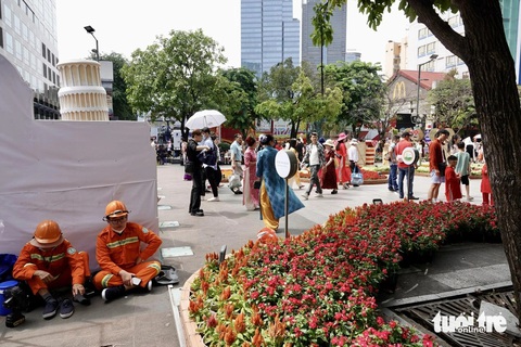 Khách du xuân, quán xá mở cửa xuyên Tết đắt khách - Ảnh 2.