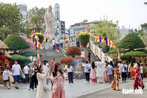 Nhiều gia đình du xuân, quán xá, siêu thị mở cửa xuyên Tết đón khách - Ảnh 5.