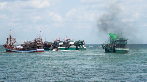 Đánh bắt xa bờ, ghe tàu neo lại gần nhau để cùng có cảm giác ăn Tết trên biển - Ảnh 8.