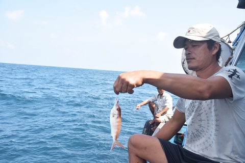 Đánh bắt xa bờ, ghe tàu neo lại gần nhau để cùng có cảm giác ăn Tết trên biển - Ảnh 5.