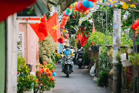 Mùng 1 Tết, về Cần Thơ bắt cá, chèo xuồng ba lá - Ảnh 5. Người nước ngoài diện áo dài, mê Tết Việt vì đâu đâu cũng rực rỡ sắc màu - Ảnh 4.
