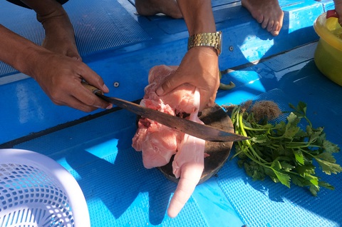 Đánh bắt xa bờ, ghe tàu neo lại gần nhau để cùng có cảm giác ăn Tết trên biển - Ảnh 3.