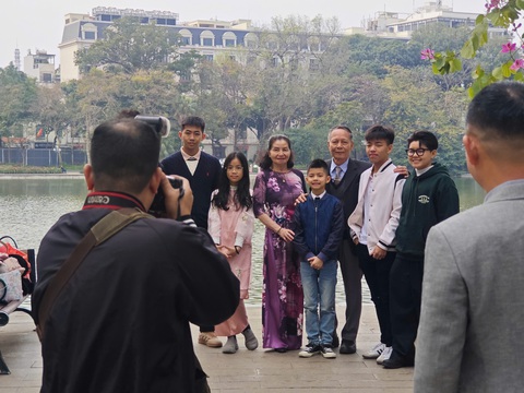 Phố phường Hà Nội nhộn nhịp, nượp người du xuân ngày mùng 1 Tết Ất Tỵ - Ảnh 2. Phố phường Hà Nội nhộn nhịp, nượp người du xuân ngày mùng 1 Tết Ất Tỵ - Ảnh 3.