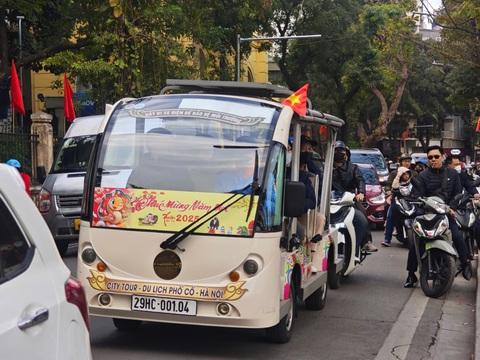 Phố phường Hà Nội nhộn nhịp, nượp người du xuân ngày mùng 1 Tết Ất Tỵ - Ảnh 3. Phố phường Hà Nội nhộn nhịp, nượp người du xuân ngày mùng 1 Tết Ất Tỵ - Ảnh 4.
