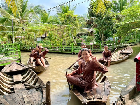 - Ảnh 1. Người nước ngoài diện áo dài, mê Tết Việt vì đâu đâu cũng rực rỡ sắc màu - Ảnh 18.