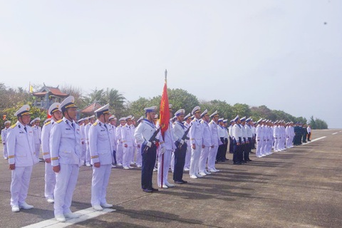 Xúc động lễ thượng cờ đầu năm tại quần đảo Trường Sa - Ảnh 5. Lễ thượng cờ ngày mùng 1 Tết tại quần đảo Trường Sa - Ảnh 6.