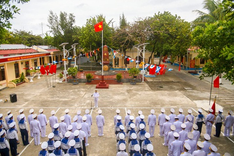 Xúc động lễ thượng cờ đầu năm tại quần đảo Trường Sa - Ảnh 1. Lễ thượng cờ ngày mùng 1 Tết tại quần đảo Trường Sa - Ảnh 1.
