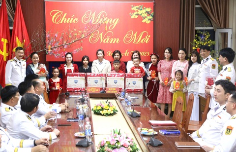 Vùng 4 Hải quân chúc Tết trực tuyến các đơn vị đang thực hiện nhiệm vụ trên biển - Ảnh 3. Chúc Tết trực tuyến các đơn vị đang thực hiện nhiệm vụ tại Trường Sa - Ảnh 3.