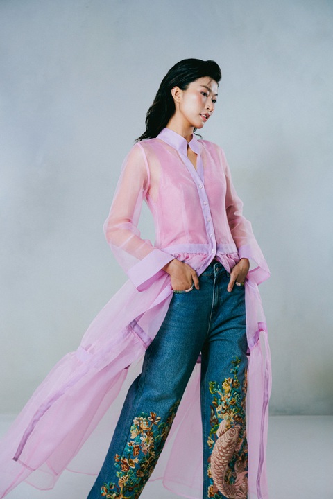 Nét đẹp cá tính khi kết hợp áo voan và quần jeans thêu tay của Chu Thị Hồng Anh - Ảnh 12. Áo voan và quần jeans thêu tay: Đối thoại của truyền thống và hiện đại - Ảnh 13.