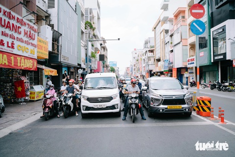 Sau 3 ngày tăng tiền phạt, nhiều người dân vẫn 'lỳ' vi phạm giao thông - Ảnh 2. Sau 3 ngày tăng tiền phạt, nhiều người vẫn 'vô tư' vi phạm giao thông - Ảnh 3.