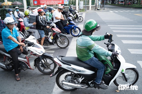 Sau 3 ngày tăng tiền phạt, nhiều người dân vẫn 'lỳ' vi phạm giao thông - Ảnh 5. Sau 3 ngày tăng tiền phạt, nhiều người vẫn 'vô tư' vi phạm giao thông - Ảnh 5.