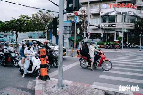 Sau 3 ngày tăng tiền phạt, nhiều người dân vẫn 'lỳ' vi phạm giao thông - Ảnh 6. Sau 3 ngày tăng tiền phạt, nhiều người dân vẫn 'lỳ' vi phạm giao thông - Ảnh 6.
