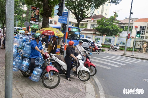 Sau 3 ngày tăng tiền phạt, nhiều người dân vẫn 'lỳ' vi phạm giao thông - Ảnh 7. Sau 3 ngày tăng tiền phạt, nhiều người vẫn 'vô tư' vi phạm giao thông - Ảnh 7.