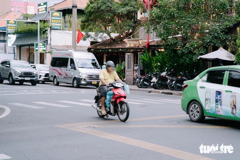 Sau 3 ngày tăng tiền phạt, nhiều người dân vẫn 'lỳ' vi phạm giao thông - Ảnh 9. Sau 3 ngày tăng tiền phạt, nhiều người vẫn 'vô tư' vi phạm giao thông - Ảnh 8.
