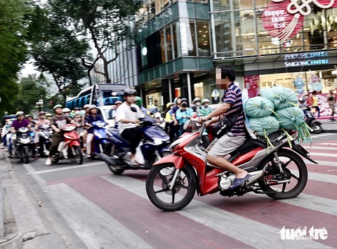 Sau 3 ngày tăng tiền phạt, nhiều người dân vẫn 'lỳ' vi phạm giao thông - Ảnh 4. Sau 3 ngày tăng tiền phạt, nhiều người vẫn 'vô tư' vi phạm giao thông - Ảnh 4.