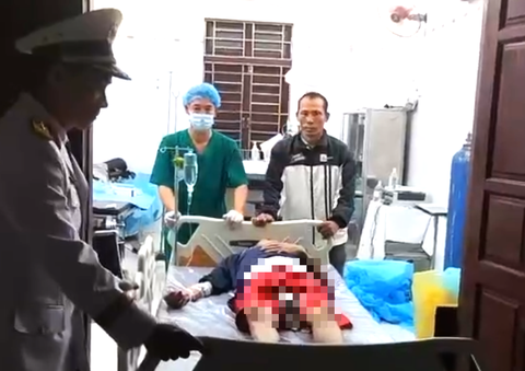 Đang kéo cá trên biển vào tối mùng 1 Tết, ngư dân phát hiện khối u gần bẹn trái to lên - Ảnh 1. Quân y đảo Sinh Tồn cấp cứu kịp thời cho ngư dân thoát vị bẹn giữa biển ngay mùng 1 Tết - Ảnh 1.