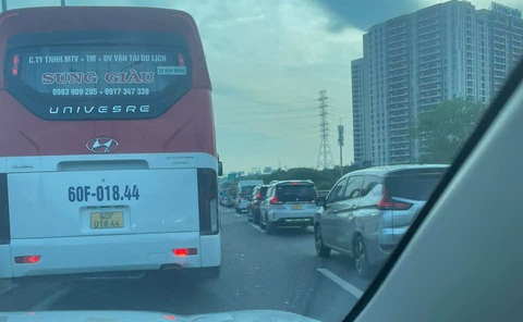 Người dân đi du xuân, cao tốc TP.HCM - Long Thành - Dầu Giây ùn ứ mùng 2 Tết - Ảnh 1.