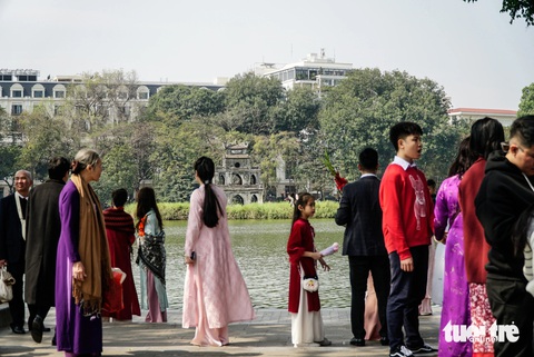 Hồ Gươm nô nức người dân du xuân trong nắng mới - Ảnh 3. Hồ Gươm nô nức người đi chơi Tết trong nắng xuân lung linh và lạnh rất êm - Ảnh 4.