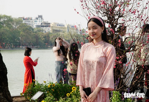 Hồ Gươm nô nức người dân du xuân trong nắng mới - Ảnh 5. Hồ Gươm nô nức người đi chơi Tết trong nắng xuân lung linh và lạnh rất êm - Ảnh 5.