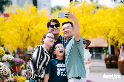 Mùng 2 Tết, nườm nượp người dân TP.HCM check-in du xuân - Ảnh 4. Mùng 2 Tết, người dân TP.HCM đến đường hoa - Ảnh 4.