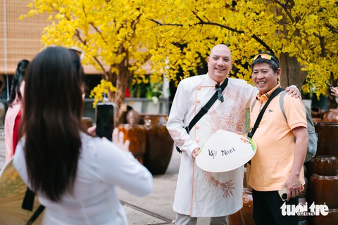 Mùng 2 Tết, nườm nượp người dân TP.HCM check-in du xuân - Ảnh 6. Mùng 2 Tết, người dân TP.HCM trẩy hội ở đường hoa, Nhà văn hóa Thanh niên - Ảnh 6.