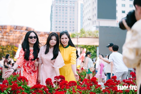 Mùng 2 Tết, nườm nượp người dân TP.HCM check-in du xuân - Ảnh 7. Mùng 2 Tết, người dân TP.HCM trẩy hội ở đường hoa, Nhà văn hóa Thanh niên - Ảnh 7.