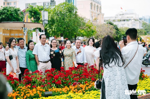 Mùng 2 Tết, nườm nượp người dân TP.HCM check-in du xuân - Ảnh 9. Mùng 2 Tết, người dân TP.HCM đến đường hoa - Ảnh 9.