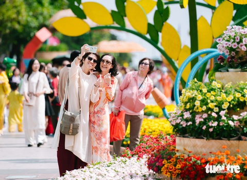 Mùng 2 Tết, nườm nượp người dân TP.HCM check-in du xuân - Ảnh 8. Mùng 2 Tết, người dân TP.HCM đến đường hoa - Ảnh 8.
