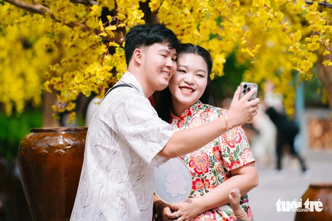 Mùng 2 Tết, nườm nượp người dân TP.HCM check-in du xuân - Ảnh 5. Mùng 2 Tết, người dân TP.HCM đến đường hoa - Ảnh 5.