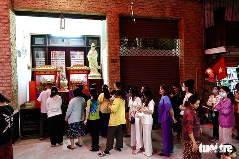 Mùng 2 Tết, vẫn đông người dân TP.HCM đi chùa cầu bình an năm - Ảnh 1. Mùng 2 Tết, đông đúc người dân TP.HCM đi chùa cầu an - Ảnh 1.