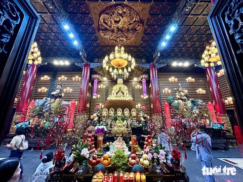 Mùng 2 Tết, vẫn đông người dân TP.HCM đi chùa cầu bình an năm - Ảnh 2. Mùng 2 Tết, đông đúc người dân TP.HCM đi chùa cầu an - Ảnh 3.