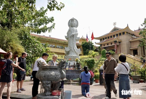 Mùng 2 Tết, vẫn đông người dân TP.HCM đi chùa cầu bình an năm - Ảnh 3. Mùng 2 Tết, đông đúc người dân TP.HCM đi chùa cầu an - Ảnh 4.