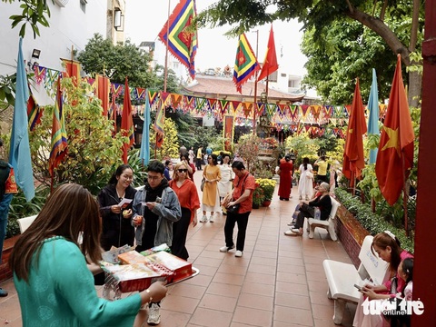 Mùng 2 Tết, vẫn đông người dân TP.HCM đi chùa cầu bình an năm - Ảnh 6. Mùng 2 Tết, vẫn đông người dân TP.HCM đi chùa cầu bình an năm - Ảnh 6.