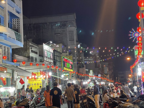 Phố sủi cảo Hà Tôn Quyền sáng đèn, nhộn nhịp ngày đầu năm - Ảnh 1. Phố sủi cảo Hà Tôn Quyền sáng đèn, nhộn nhịp ngày đầu năm - Ảnh 1.