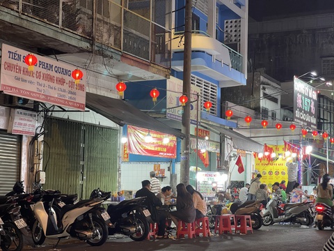 Phố sủi cảo Hà Tôn Quyền sáng đèn, nhộn nhịp ngày đầu năm - Ảnh 2. Phố sủi cảo Hà Tôn Quyền sáng đèn, nhộn nhịp ngày đầu năm - Ảnh 2.