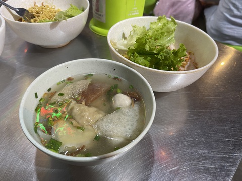 Phố sủi cảo Hà Tôn Quyền sáng đèn, nhộn nhịp ngày đầu năm - Ảnh 3. Phố sủi cảo Hà Tôn Quyền sáng đèn, nhộn nhịp ngày đầu năm - Ảnh 3.