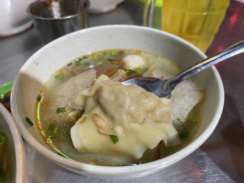 Phố sủi cảo Hà Tôn Quyền sáng đèn, nhộn nhịp ngày đầu năm - Ảnh 4. Phố sủi cảo Hà Tôn Quyền sáng đèn, nhộn nhịp ngày đầu năm - Ảnh 4.